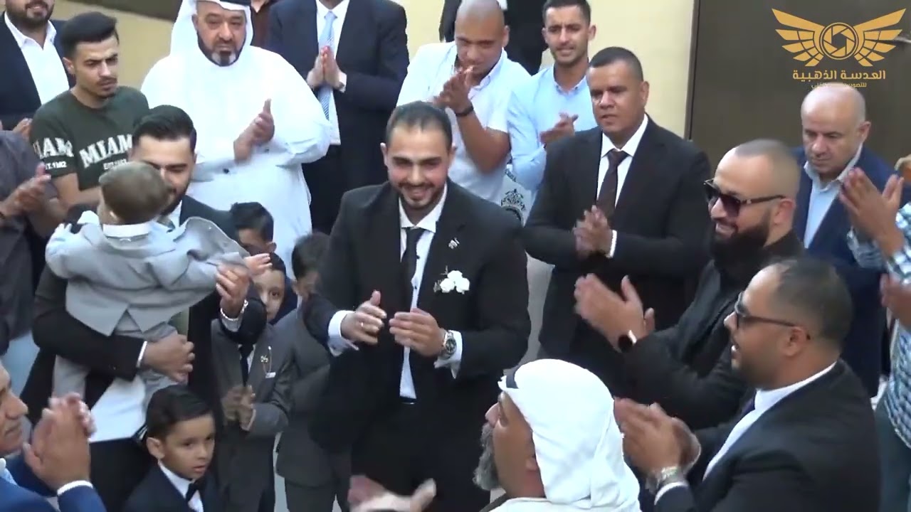 زفة فرقة الزيتاوي من أمام منزل العريس حسام باسم مسعود في السلط-الأردن بحضور الأهل وأصدقائه.
