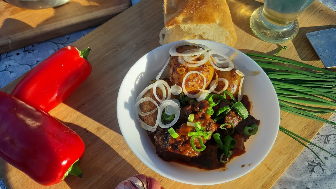 Geschmortes Rindfleisch auf Georgische Art. Zubereitet in einem Kazan