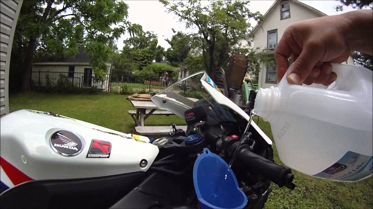 How to: coolant flush Honda CBR 1000RR 12 part 2