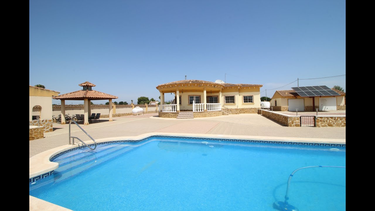 ​Incredible villa with pool and guest house located in Catral (Alicante)