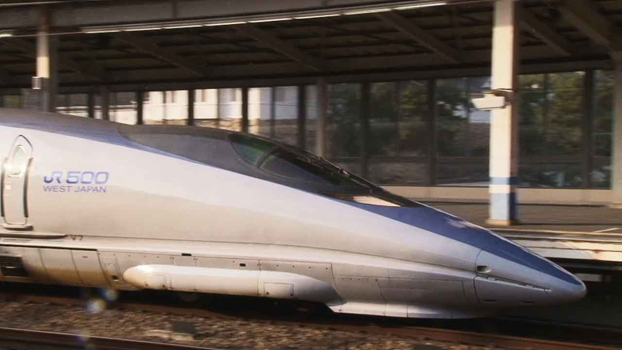 風花舞う falling snowflakes on Shinkansen station 山陽新幹線福山駅