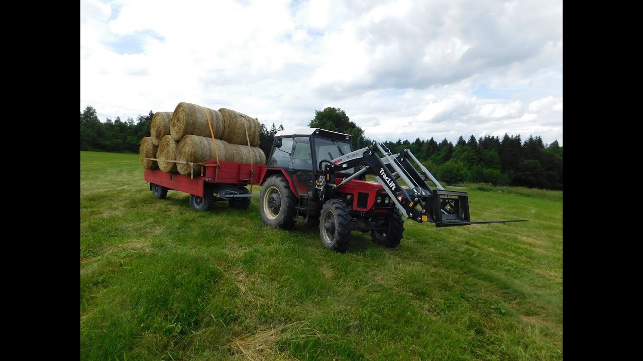 Z pohledu řidiče - nakl&aacute;d&aacute;n&iacute; bal&iacute;ků - Zetor 7245, TracLift 140 SL