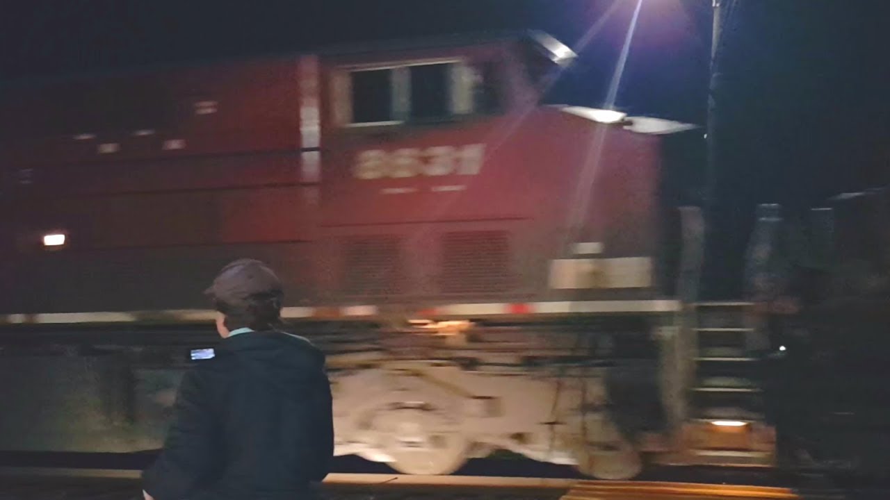 Локомотивы Canadian Pacific и GECX в ночном поезде CSX.
