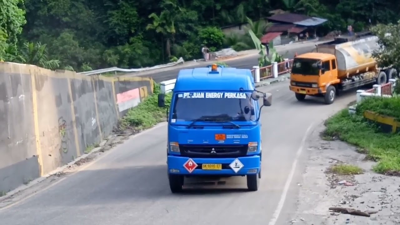 Aksi rombongan prtamina dan truk tangki cpo ditanjakan kedabuhan