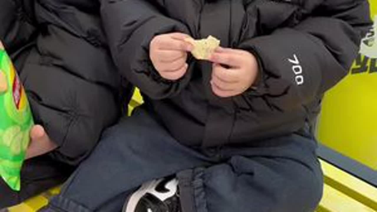 这小零食你们就吃吧 一吃一个不吱声🫡#日常vlog #又是母慈子孝的一天 #母子日常