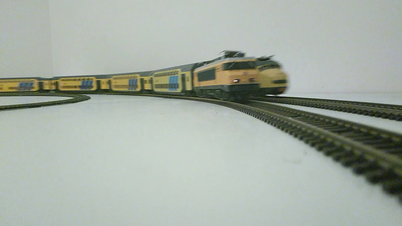 Dutch NS trains in HO #2: Roco ser 1800 with Lima DDM coaches; Lima Mat '54 Hondekop