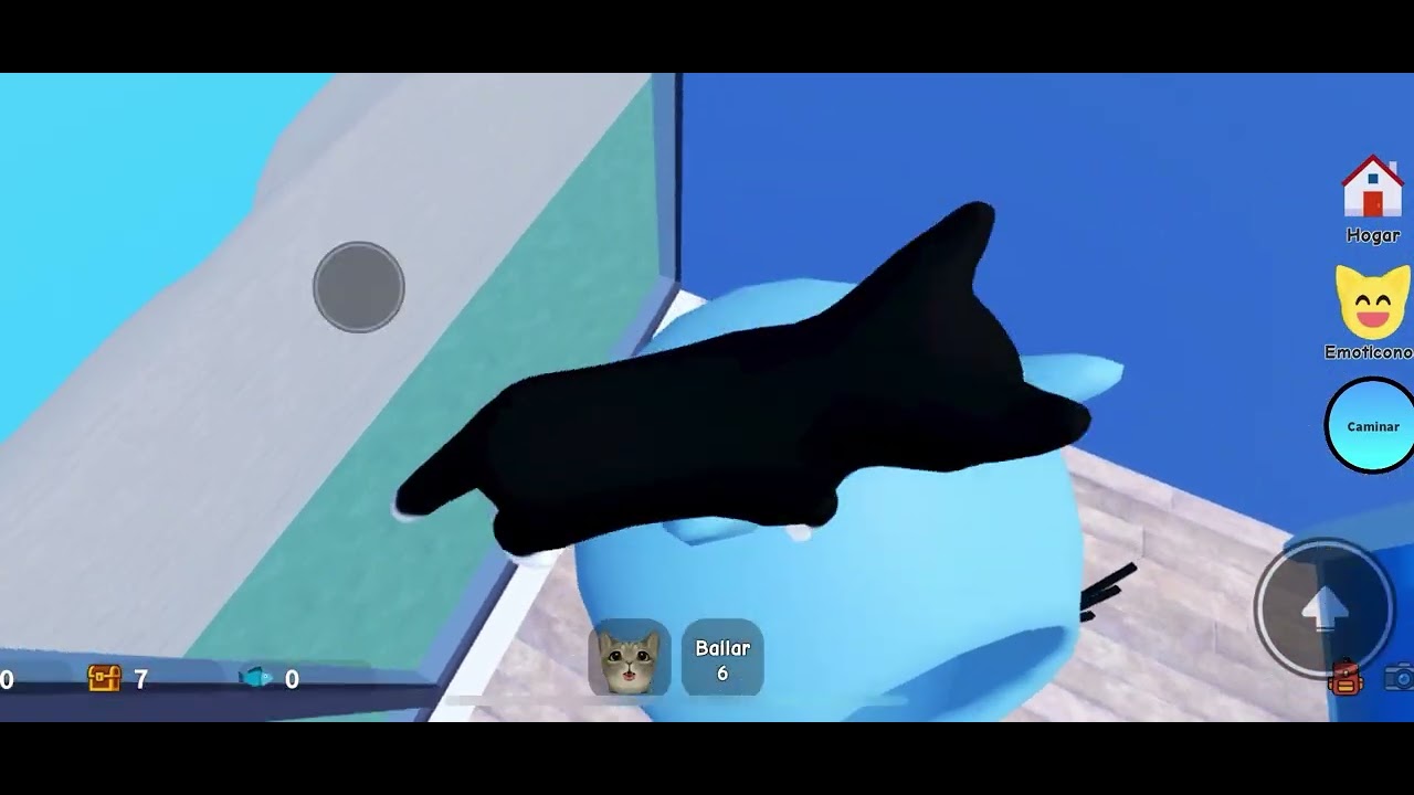 Gatito explora casa en Roblox 