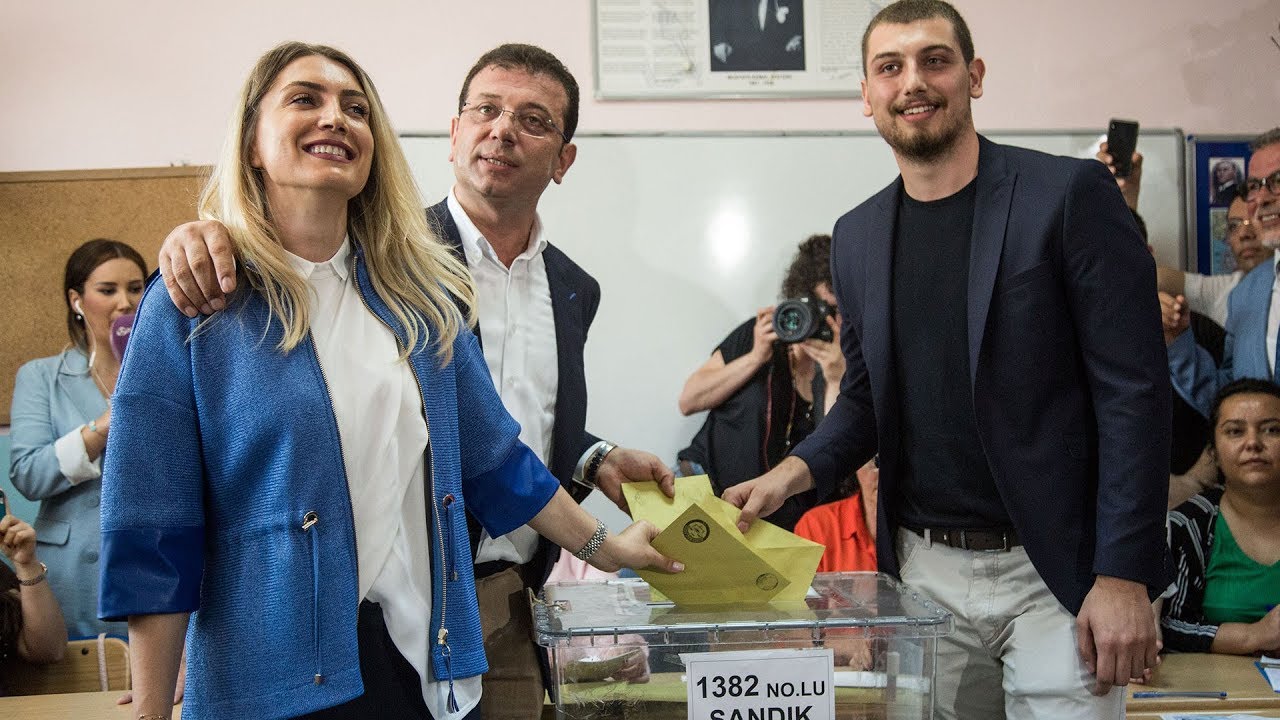 Ekrem İmamoğlu ailesi ile birlikte oyunu kullandı