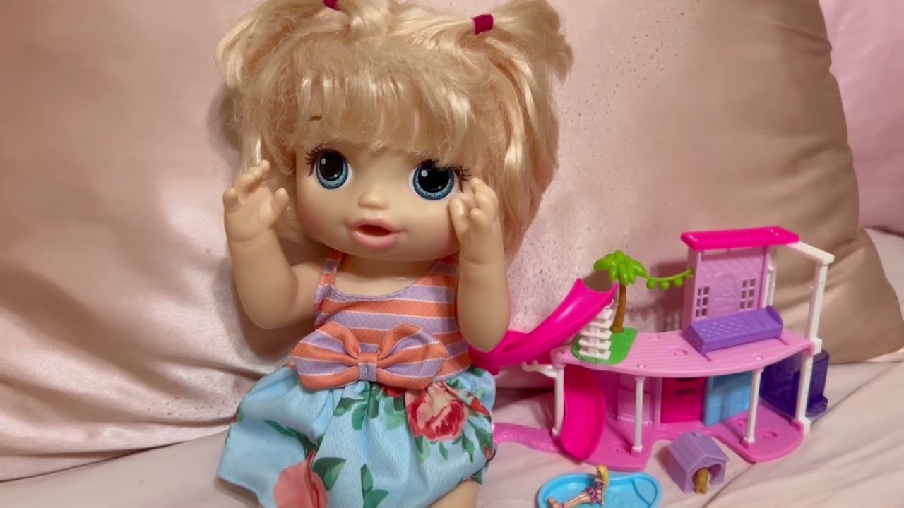 Emma reviews mini Barbie land house 