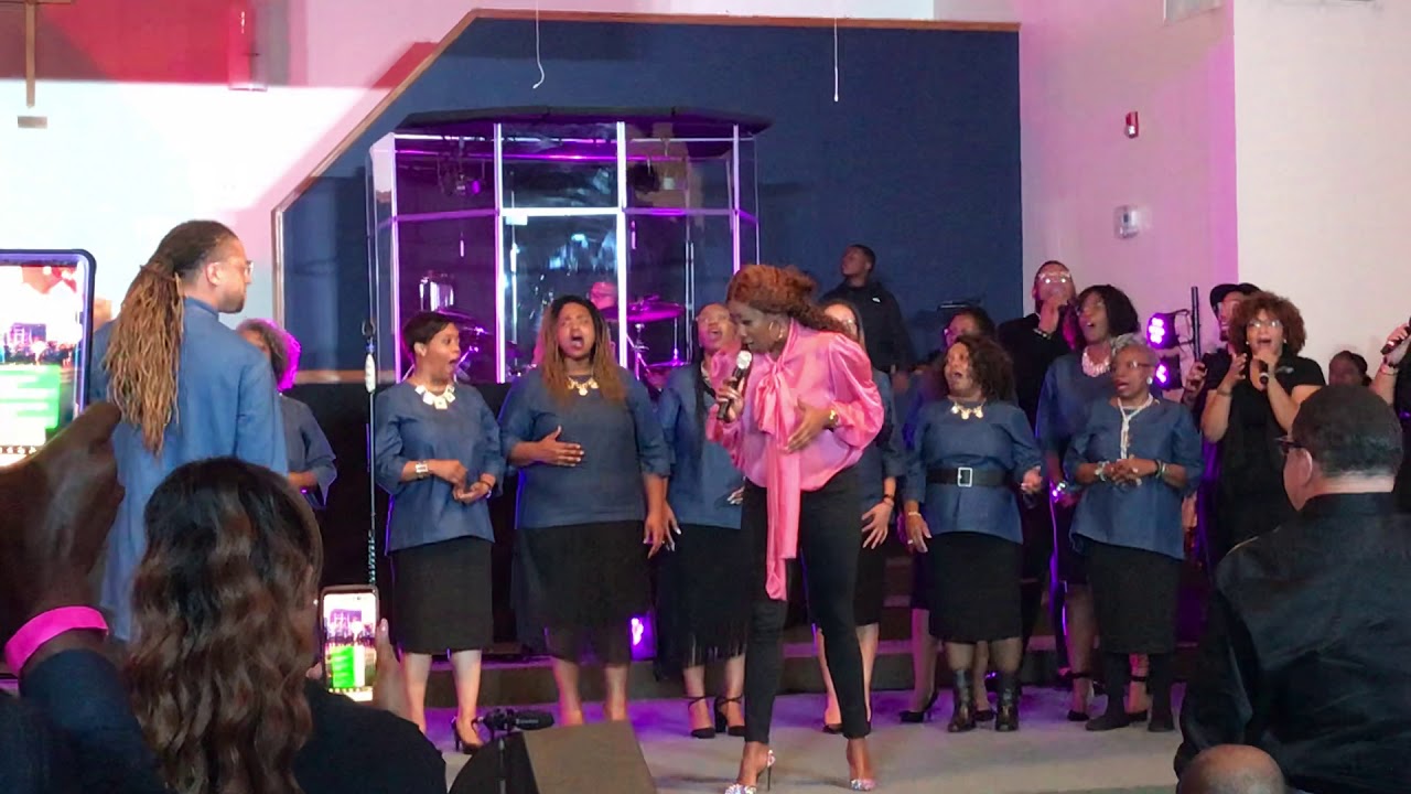 LEANDRIA JOHNSON SINGING TOTAL PRAISE!!!