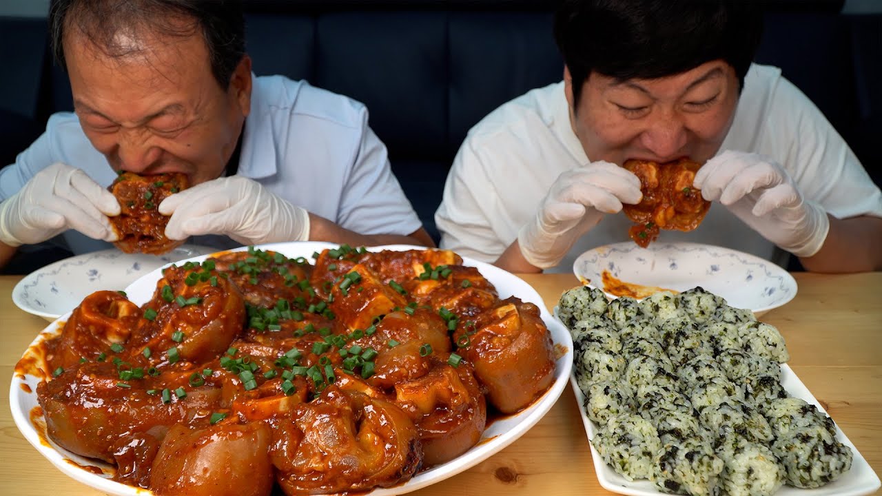 Тушеные острые коровьи ножки и рисовые шарики - шоу еды Mukbang.
