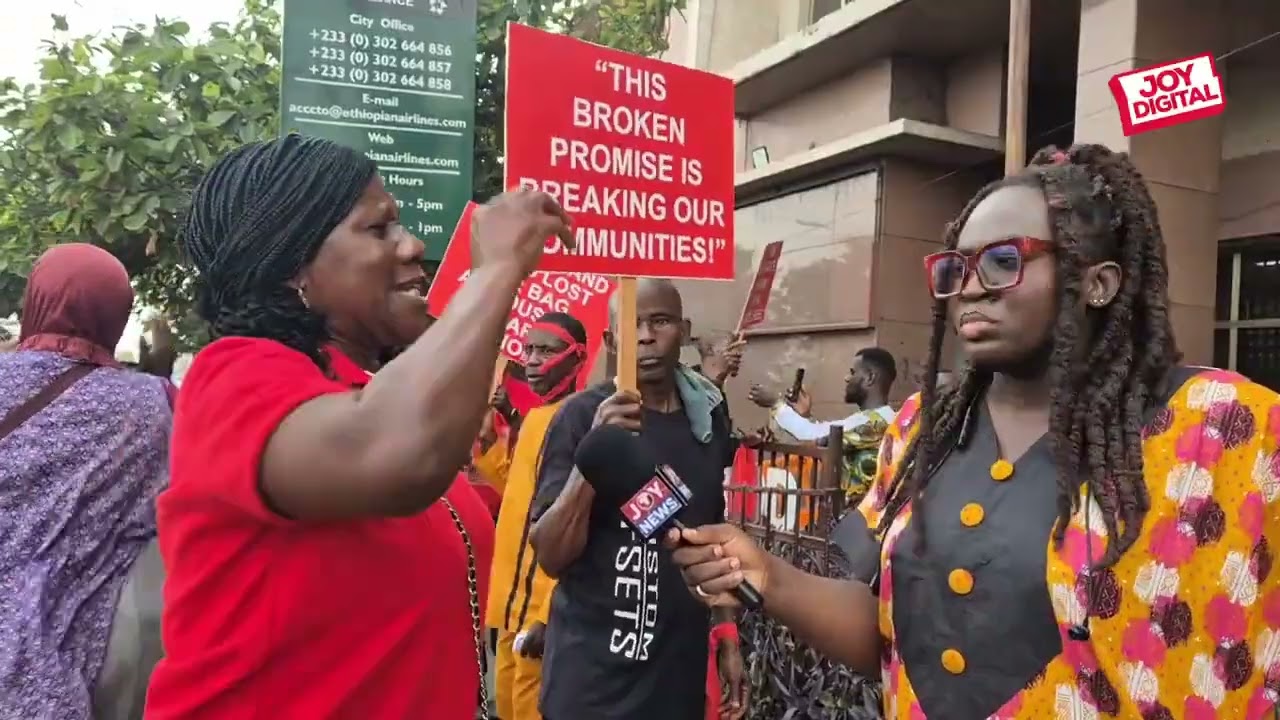 Some Western North Cocoa farmers storm the COCOBOD headquarters, demanding a price review.