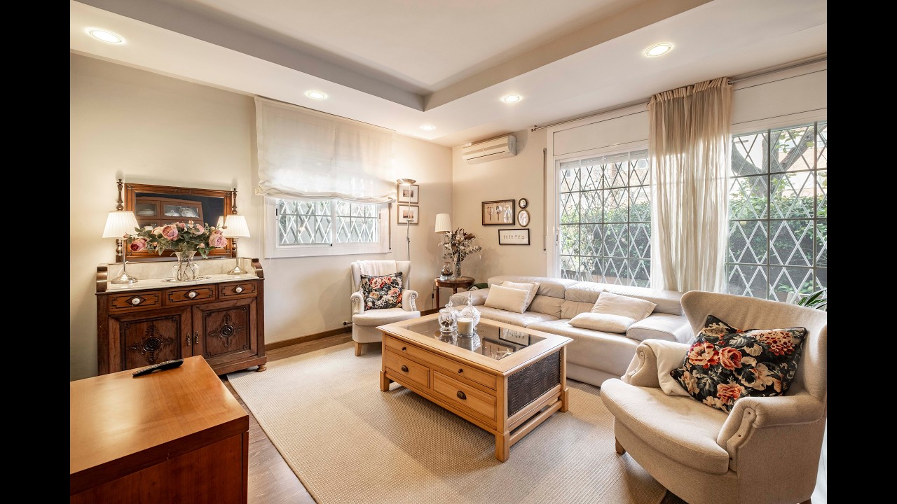 Adosada esquinera rehabilitada con jardín privado en Coll Favà (Sant Cugat) | Comprar casa