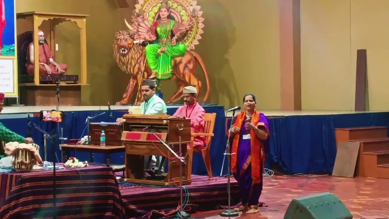 Shringeri yethe Shri Shankaracharya Swami maharajansamor gayan seva prastuti karatana Manjusha tai