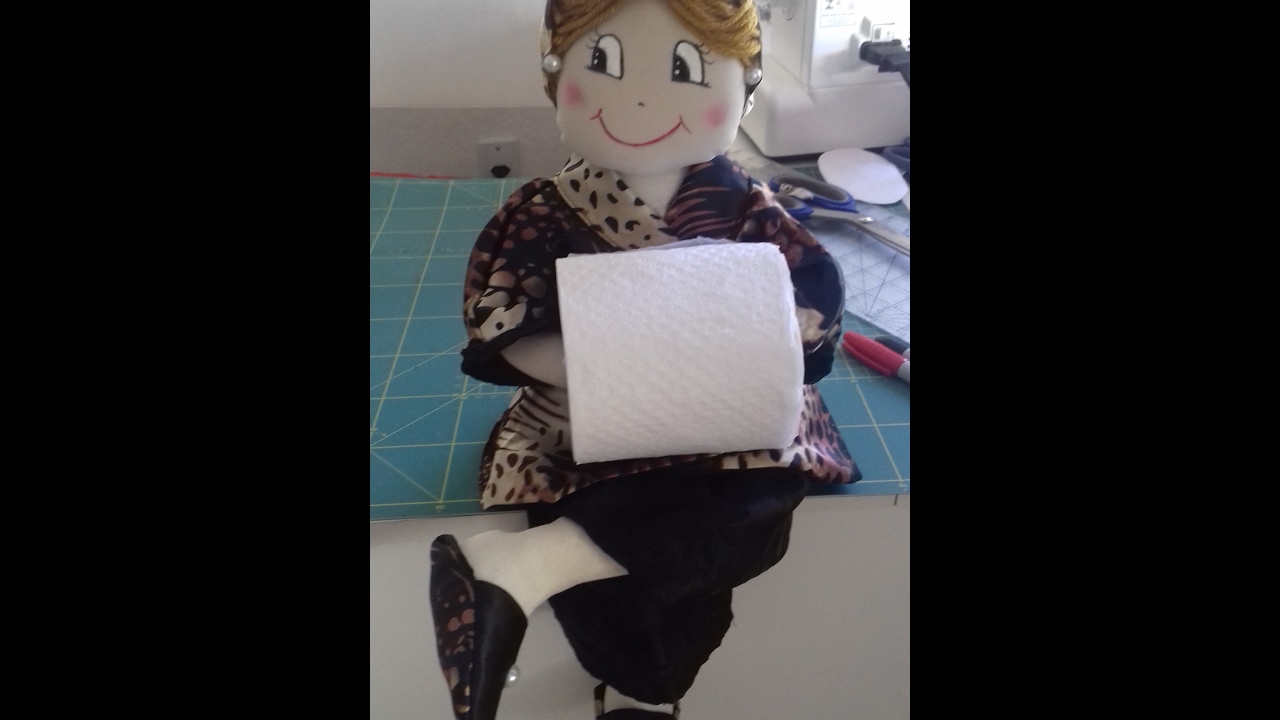 Boneca porta papel higiênico