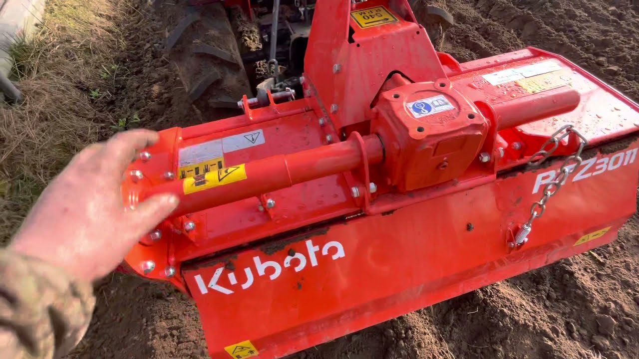 Decompactage et préparation avec fraise kubota RTZ3011 et tracteur Kubota b1121