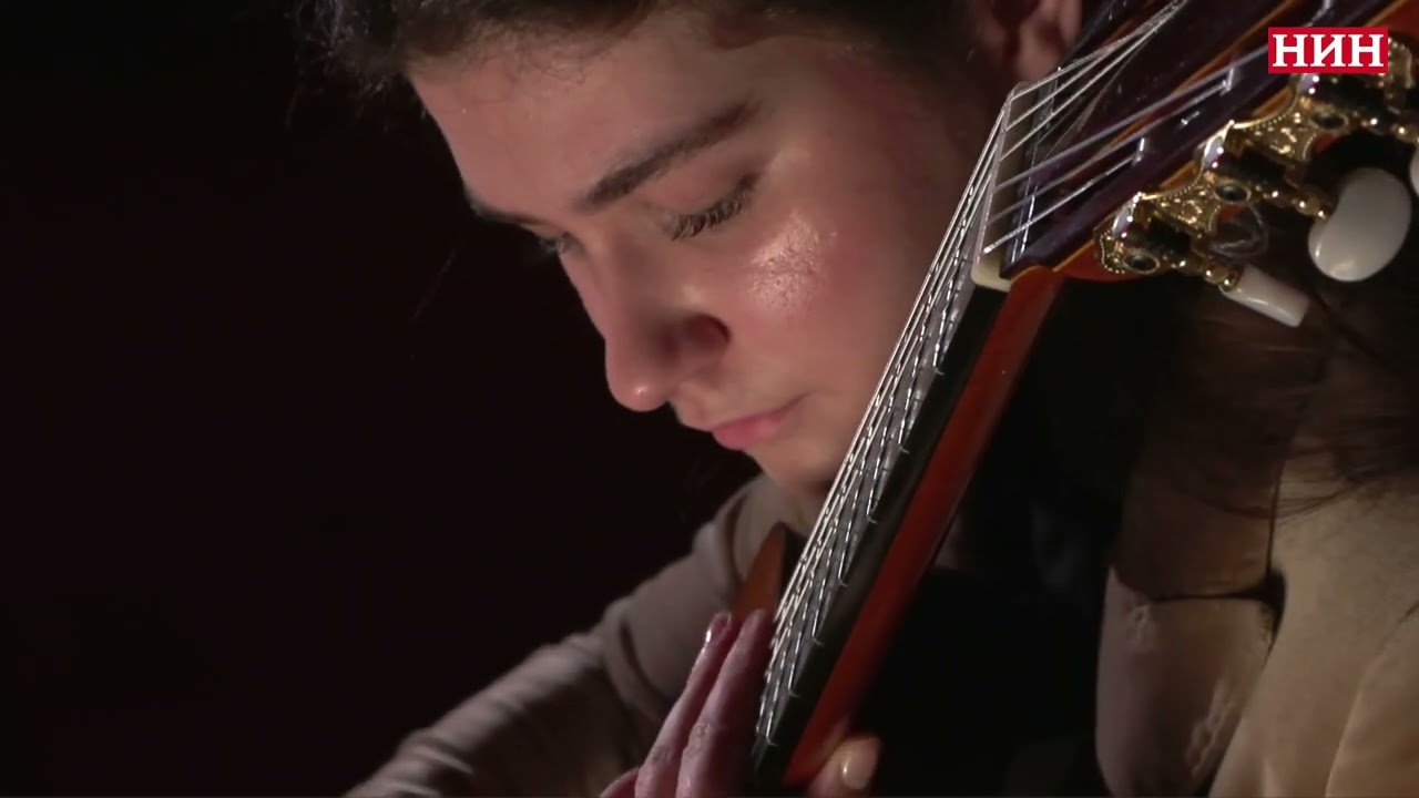 Gitaristkinja Ana Krulj izvodi prvi stav Sonatine u A-duru Federika Morena Torobe