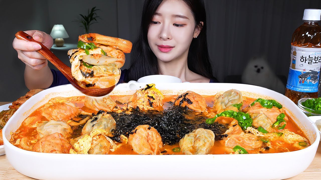 ASMR MUKBANG | Острый суп из рисовых лепешек с кнедликами (Тток Манду Гук), 3 вида кимчи ❤️