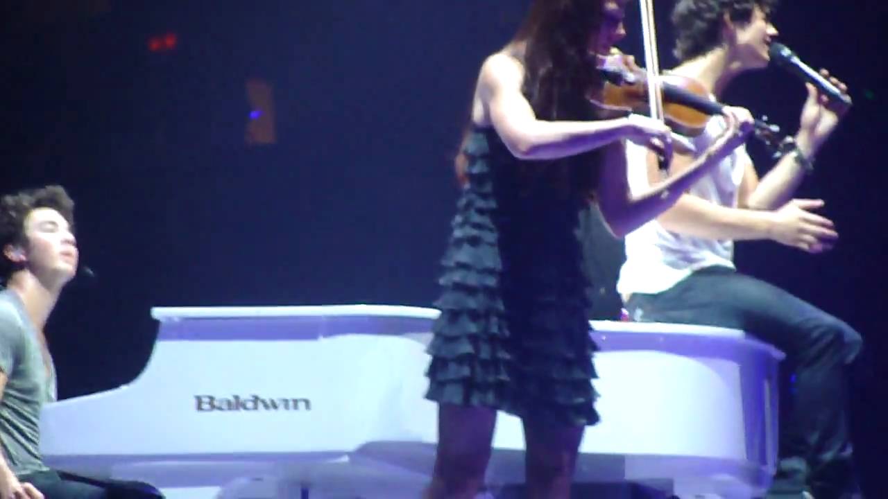 Jonas Brothers World Tour Uniondale 7/20/09 - Turn Right