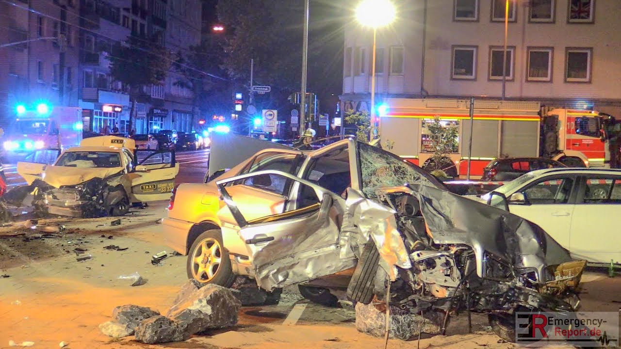 [SCHWERER TAXI-UNFALL IN DÜSSELDORF] - 2 Männer aus Auto geschleudert | 5 Verletzte -