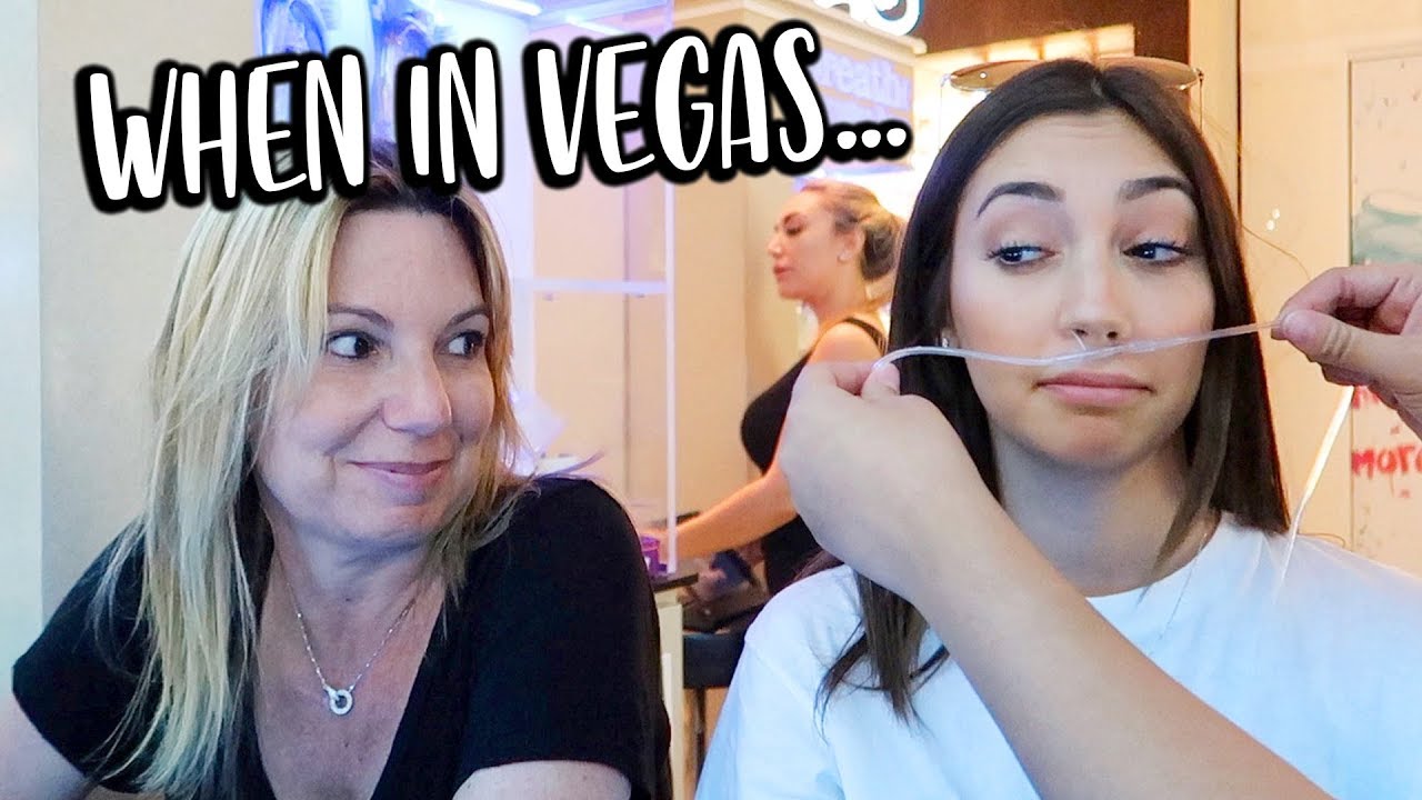 TRYING WEIRD THINGS IN VEGAS (with my mom!!)