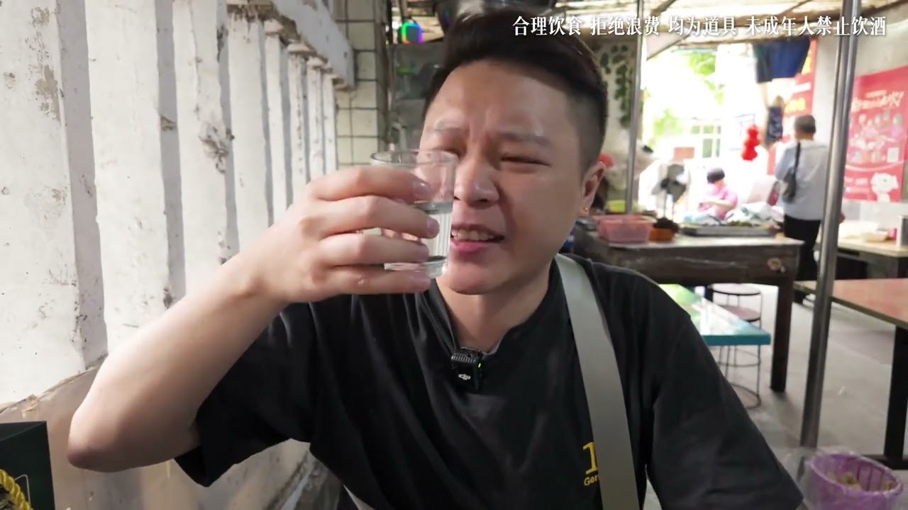 不是本地人找不到！成都老小区里的宝藏饭店，提瓶白酒坐下就喝！ #成都美食 #人间烟火 #市井生活 #万物皆可种草搜  #白酒