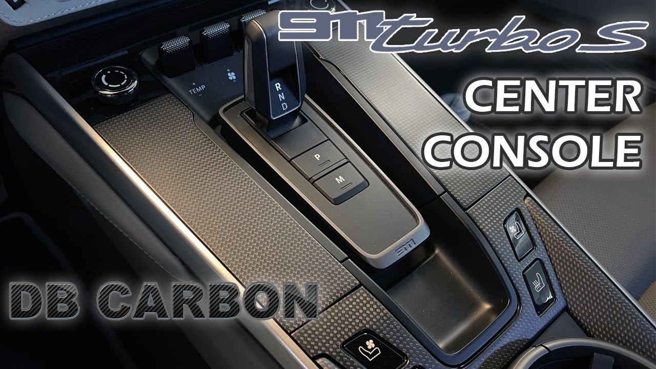 Установка карбоновой накладки на центральную консоль DB Carbon 992 Turbo S