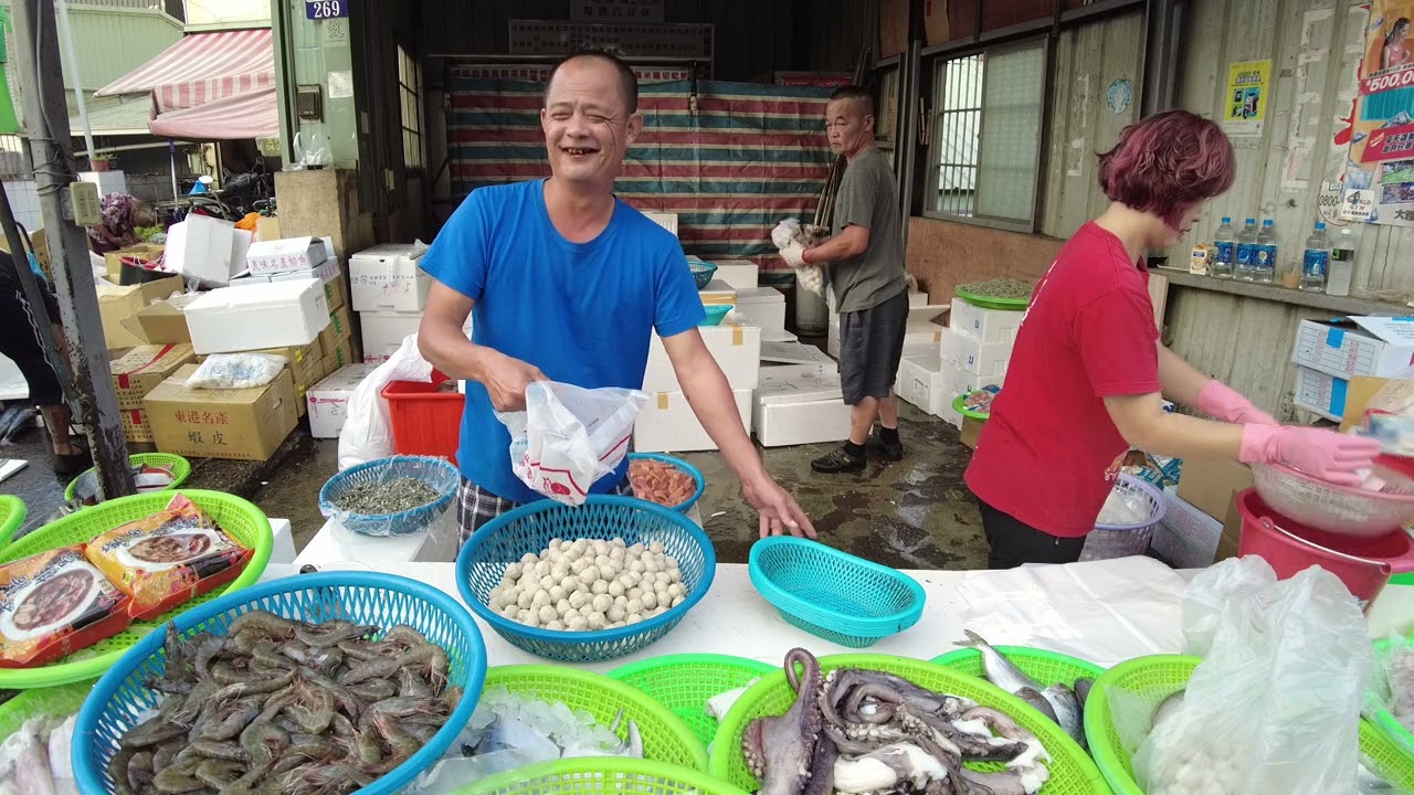 笑聲跟買氣一起爆棚！阿源用幽默把魚全賣光！  阿源海鮮拍賣@台中大雅市場