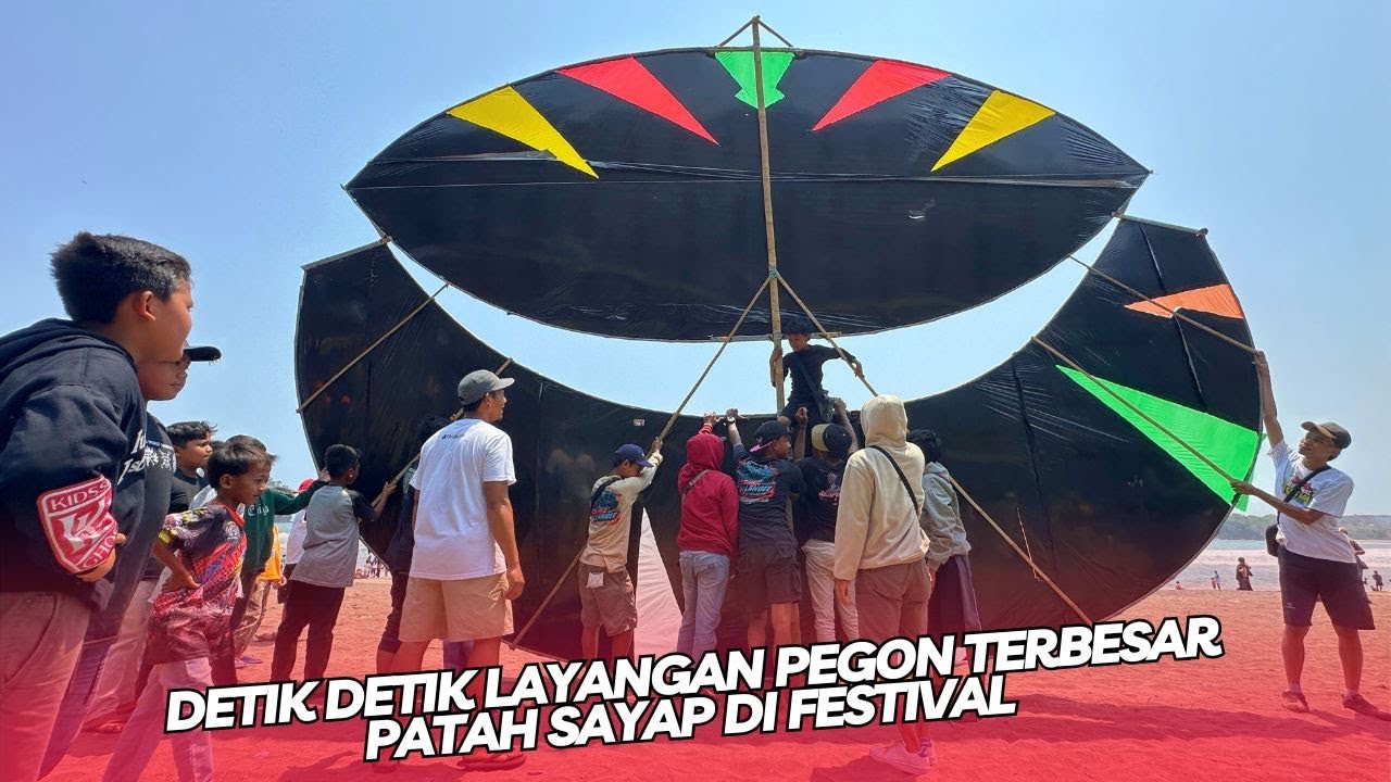 Detik Detik Layangan Pegon Terbesar 7 Meter Patah Sayap di Festival Layangan Pantai Serang Blitar
