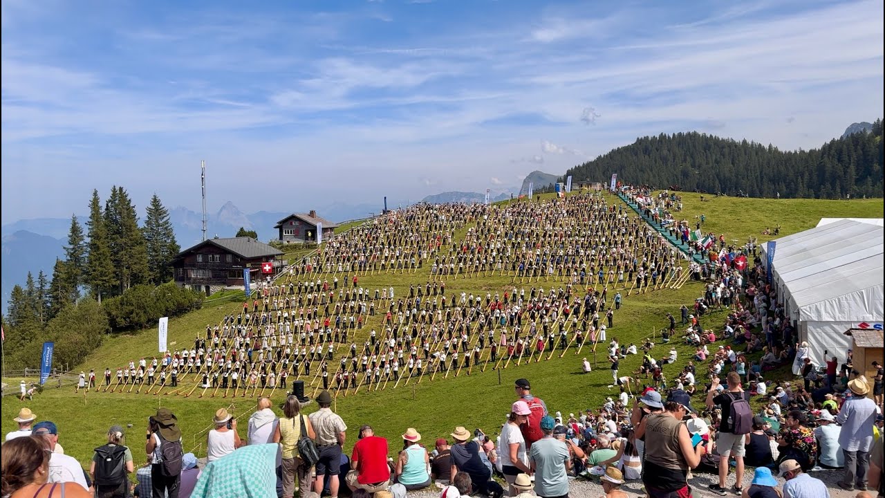 Weltrekord : Grösstes Alphorn-Ensemble in Klewenalp