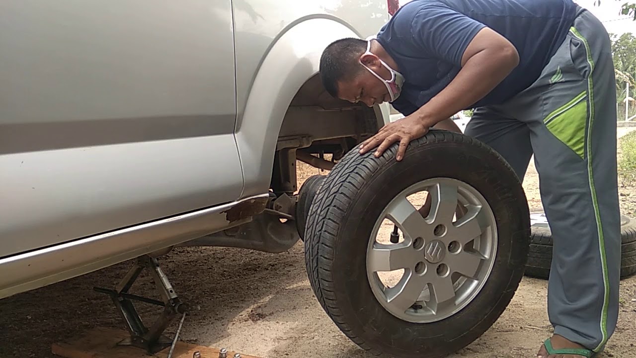 Cara mengganti ban yang kempes dengan ban serep