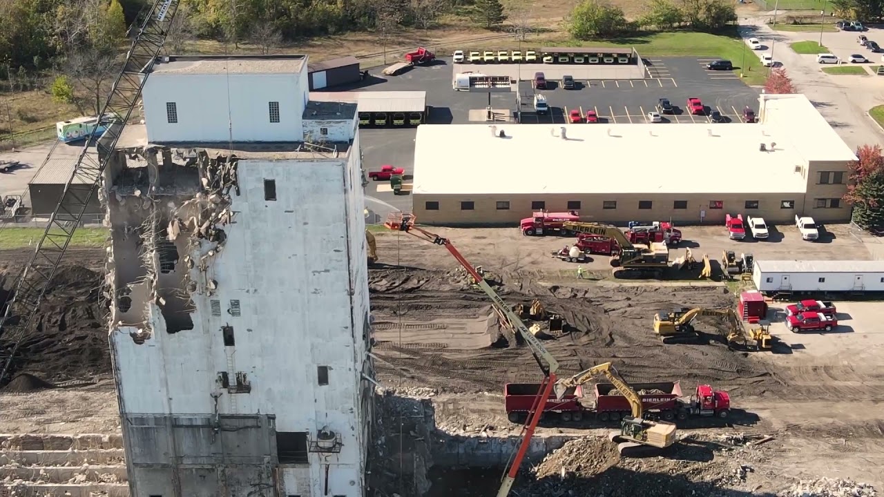 Watch Saginaw's iconic 'beans bunny' building demolition