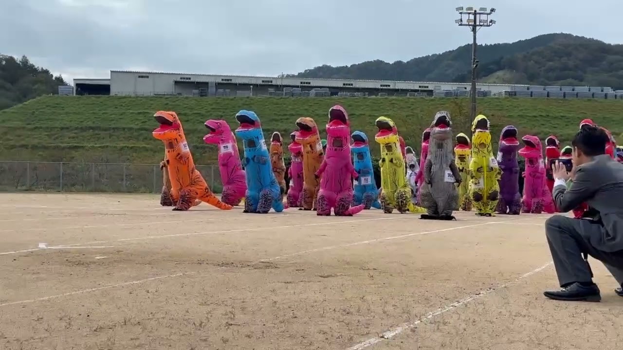 ティラノサウルスレース、1番になりました！小学校、ずっとビリで、去年は、年齢別ではなかったので、やはり、ビリで、今年は年齢別だったので、でも年齢別だと、そのなかの最年長だったのでは？