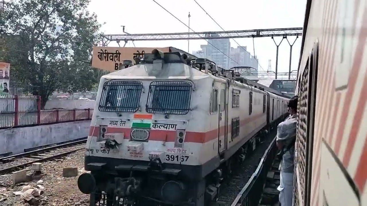 Kalyan Shed WAP-7 in Beast Mode at  Borivali Station