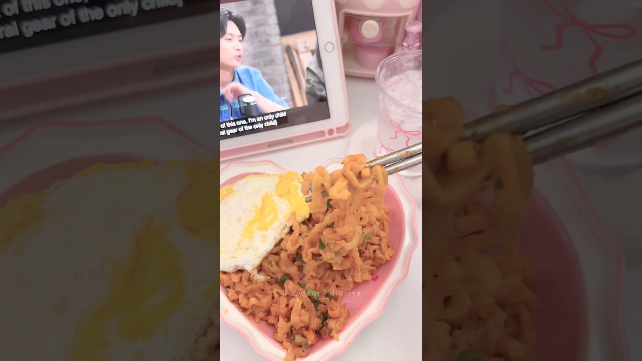 Cozy night vlog🍜 #vlog #wonyoungism #nightroutine #buldak #ramen #selfcare #enoclock #shorts #fyp