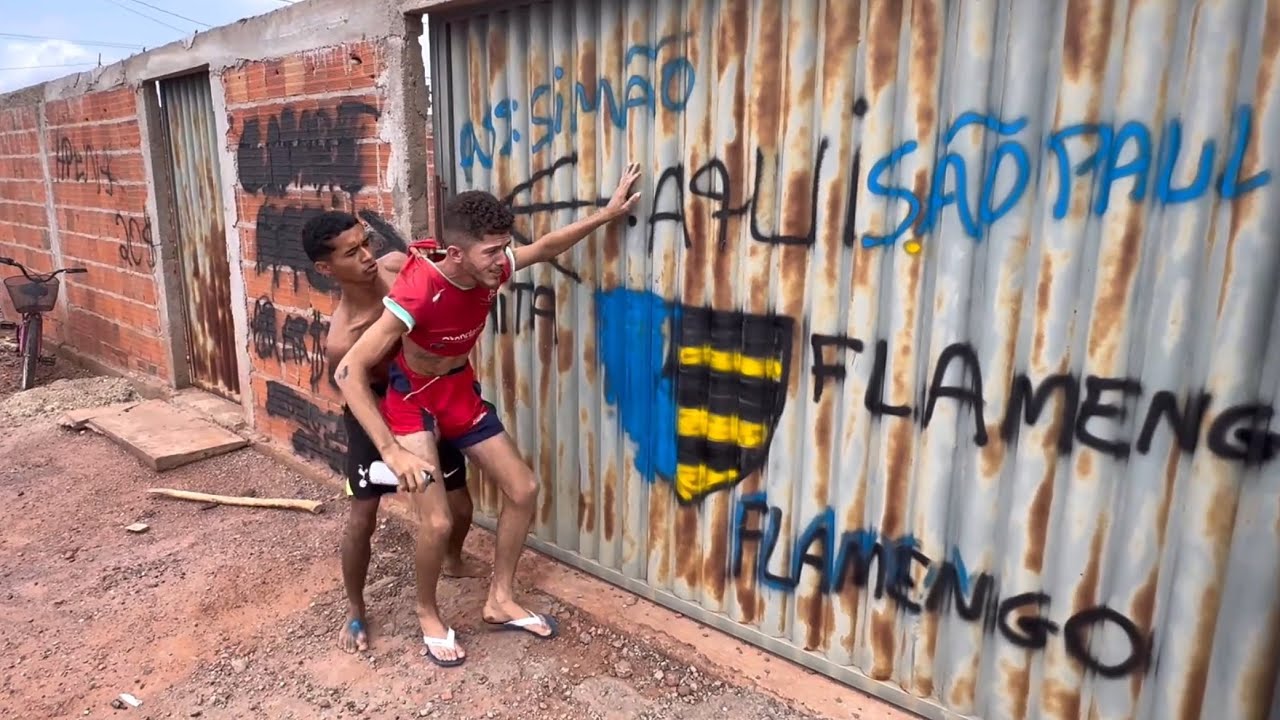 FIZERAM O ESCUDO DO FLAMENGO NA CASA DO BRUTINHO E ESSA FOI A REAÇÃO DELE