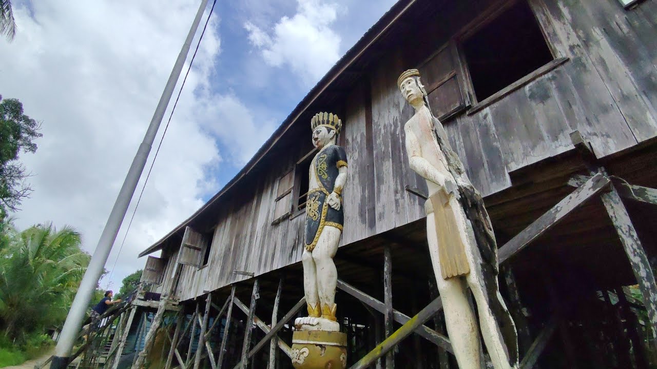 Rumah Betang tua suku Dayak di Pedalaman Barito Utara. Dusun Tambau, Nihan Hilir, Kalimantan Tengah.