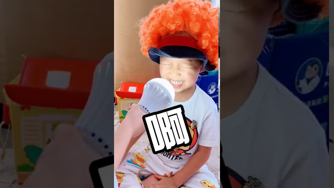 姐弟搞笑日常！給弟弟表演徒手發電的魔法不插電也能讓燈泡變亮