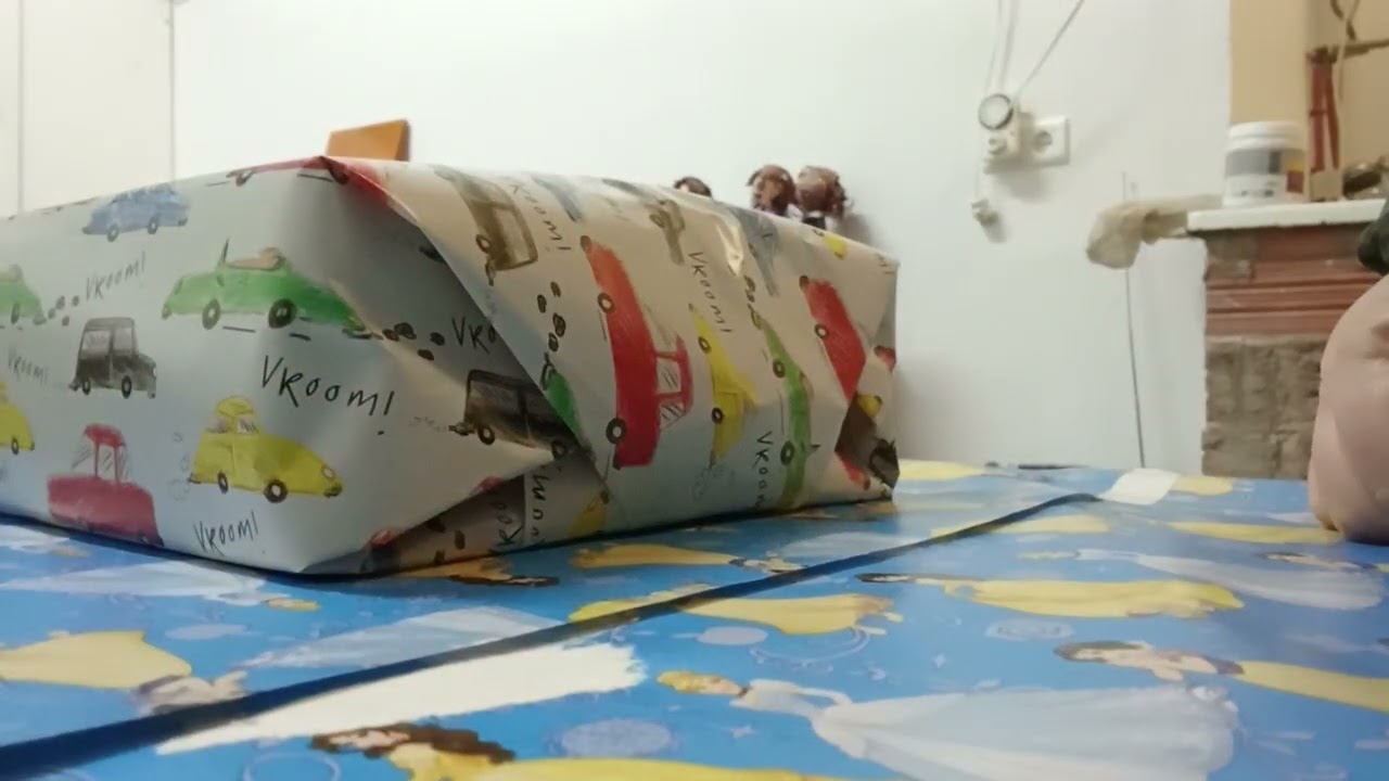Como envolver una caja con papel de regalo.#manualidades #regalos.