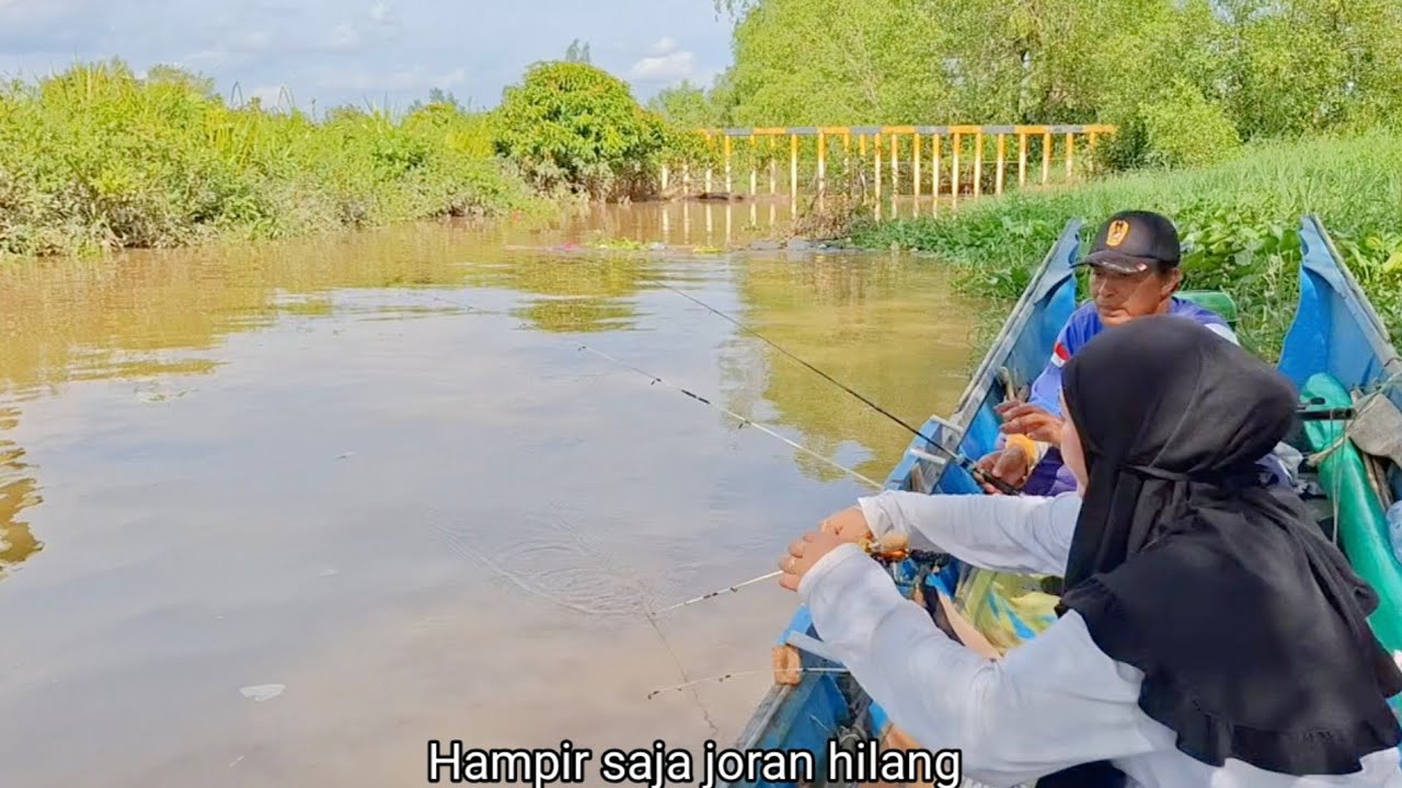 Spotnya tak jauh dari rumah, mancing udang galah buat lauk makan bersama anak-anak