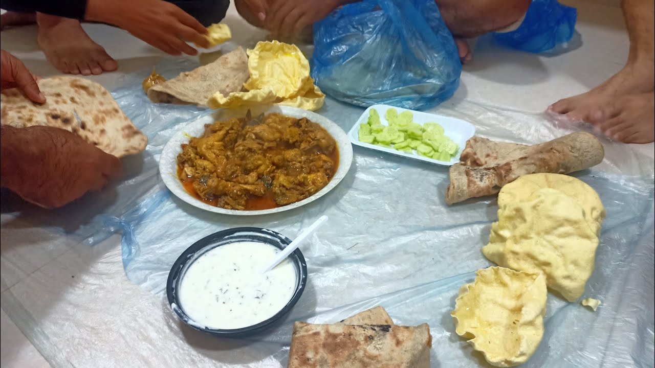 Labour food in Dammam || सऊदी में एक साथ खाना जमीन पर कैसे खाते लेबर भाई | Life style