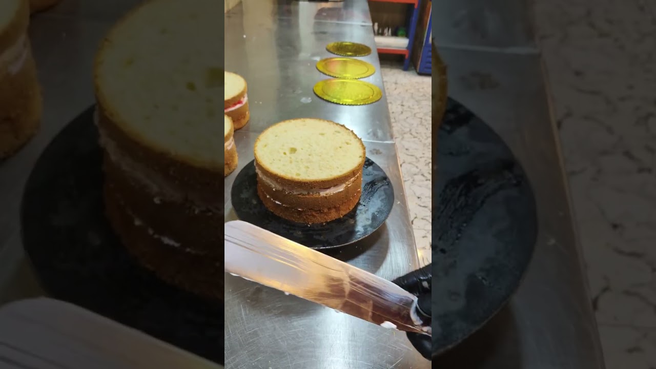 #طريقة خفق الكريمة وحشوة وتزين قوالب للكرسمس