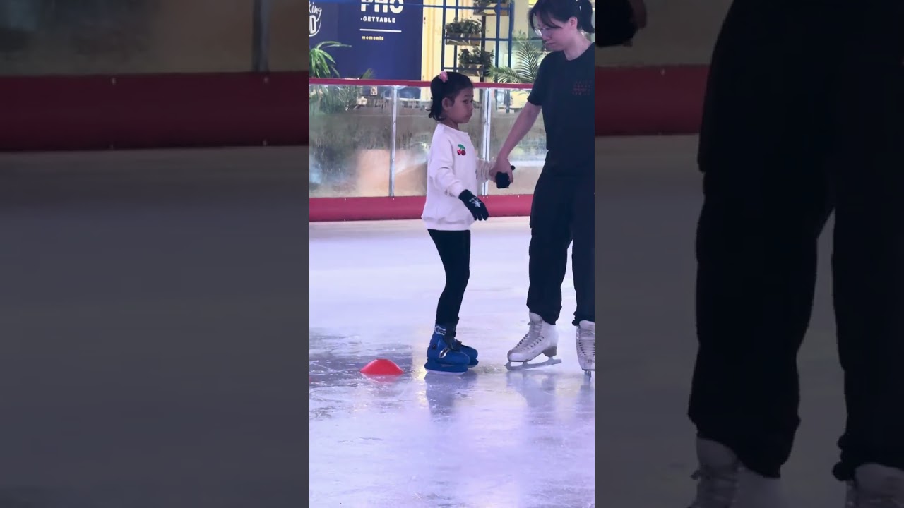 Kikky dengan Pelatih ( Coach ) KL east mall ice skating
