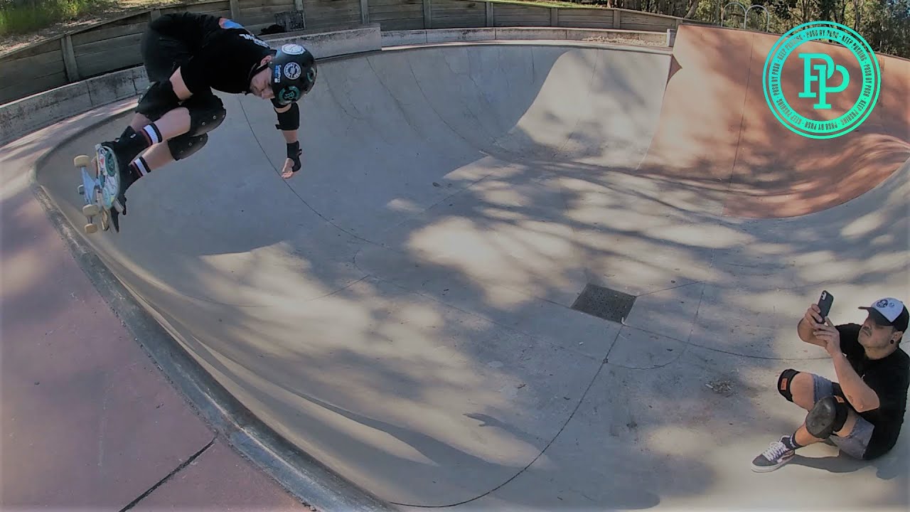 THE EARLIES WITH @LARZ77. 1ST BS EARLY GRAB AIR IN BIG BOWL! UNDERWOOD SKATEPARK. SKATEBOARDING.