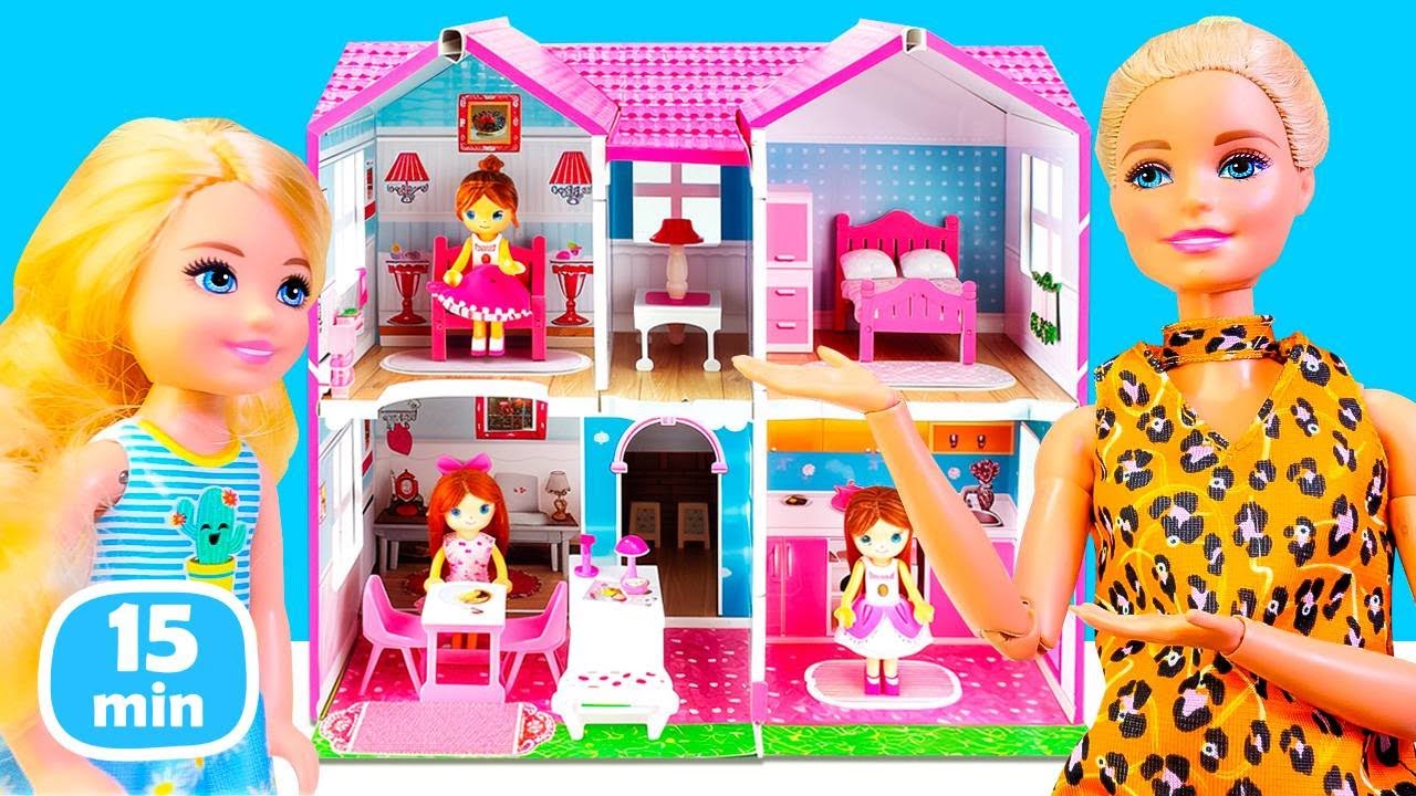Barbie le regala a Evi una casa grande para muñecas