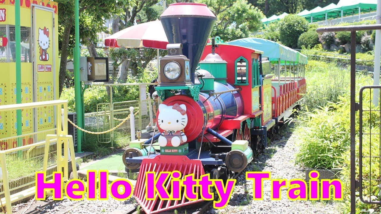 西武遊園地のハローキティトレインと踏切 | Hello kitty train