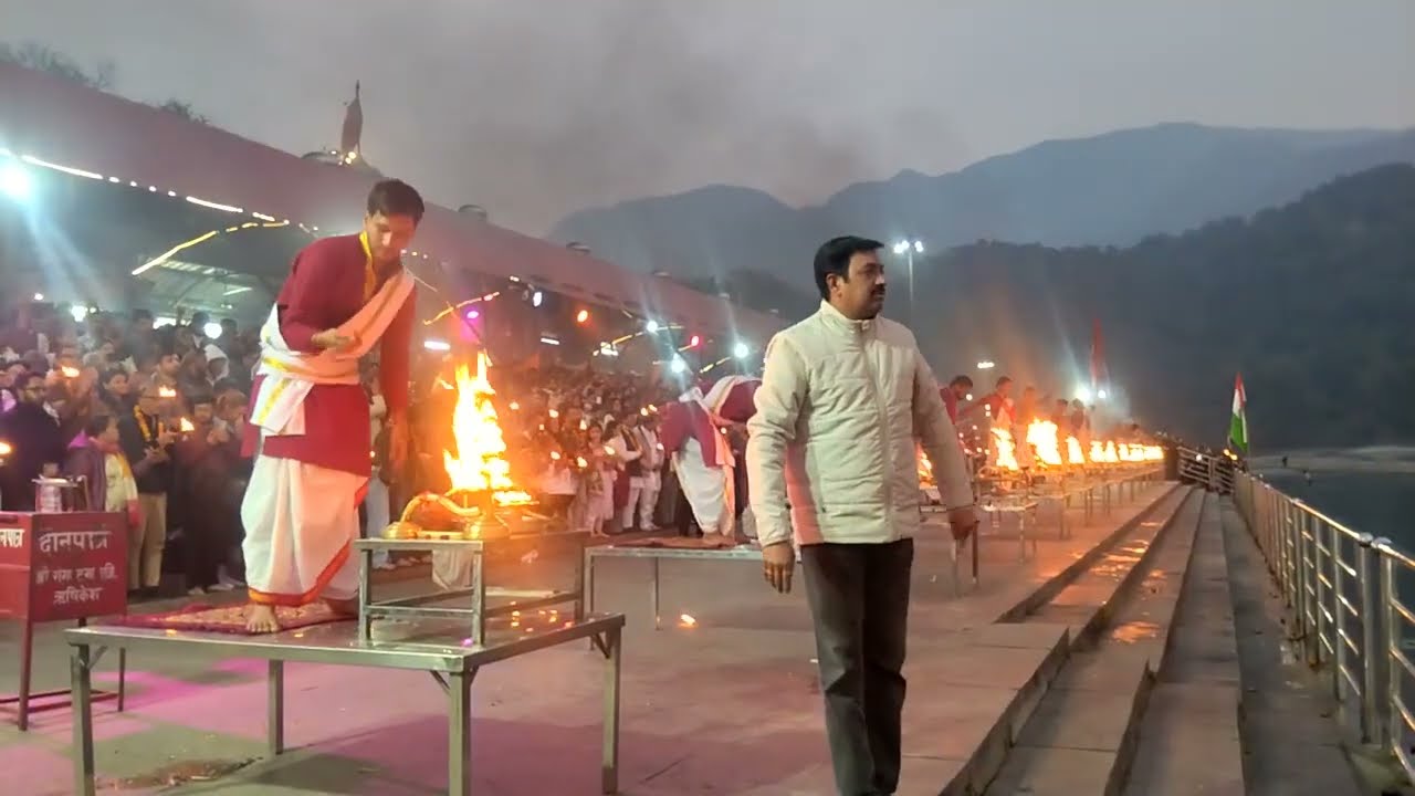 Aisa kya Chamatkar Hua Aarti ke Samay Dekhen aap log puri video Rishikesh Triveni Ghat Uttrakhand