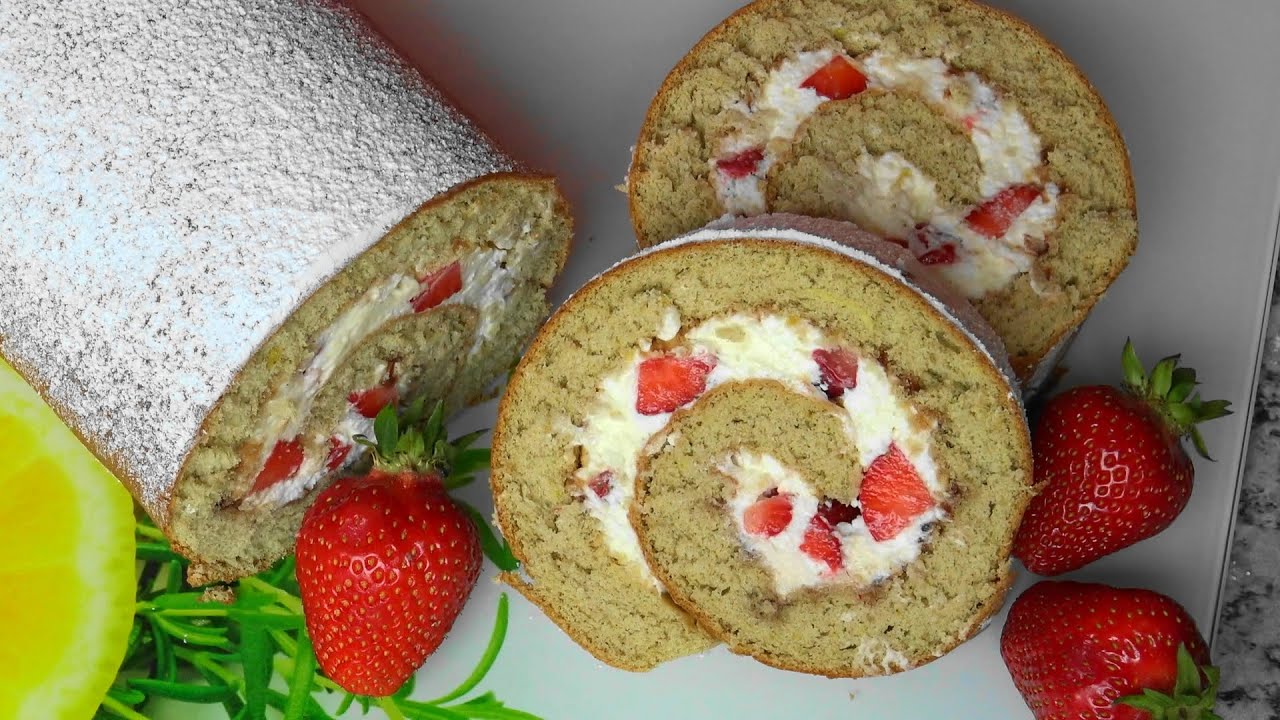 Buchweizenroulade mit Erdbeeren und Sahne