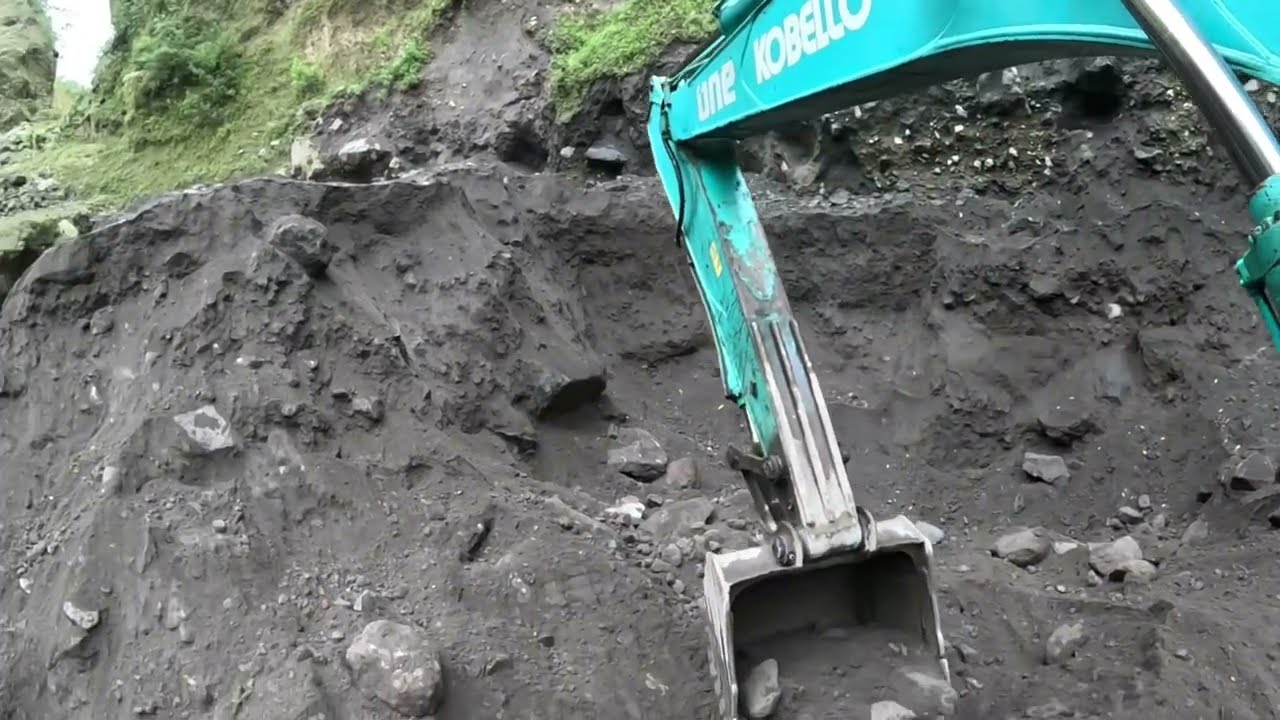 Sand mining||excavator digging sand