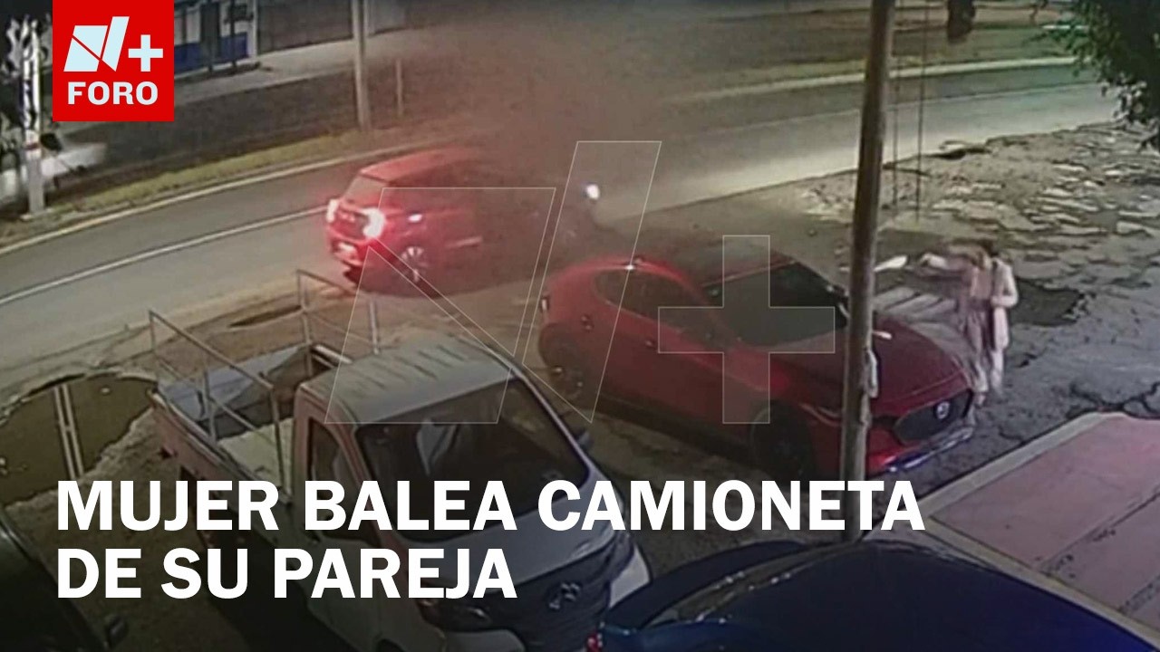 Mujer descarga su arma contra el auto de su pareja en Tecámac, Edomex